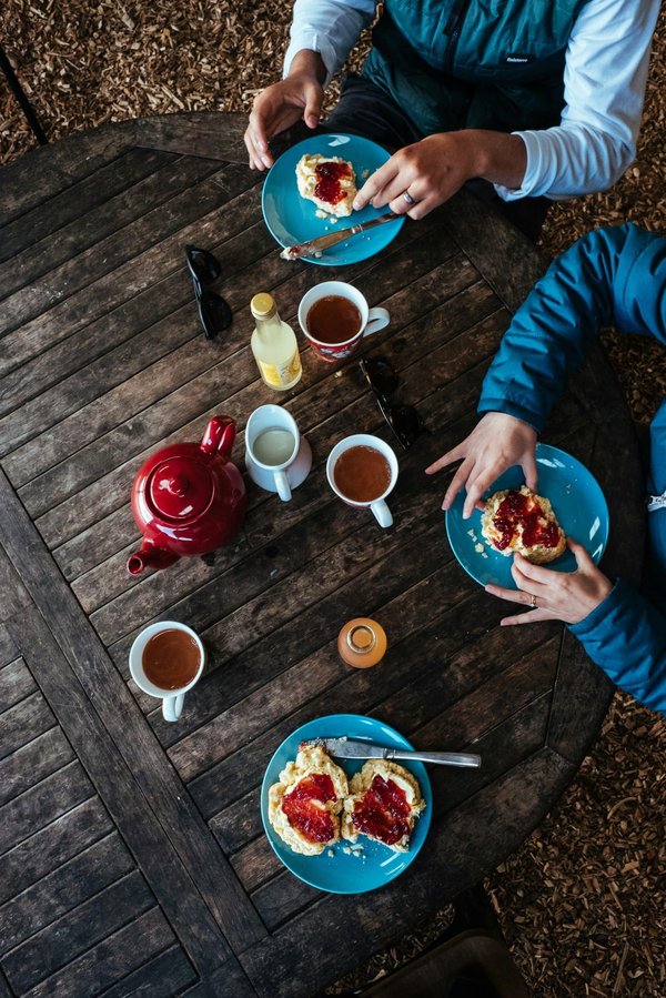Quels sont les meilleurs conseils pour préparer des scones anglais traditionnels pour le tea time?